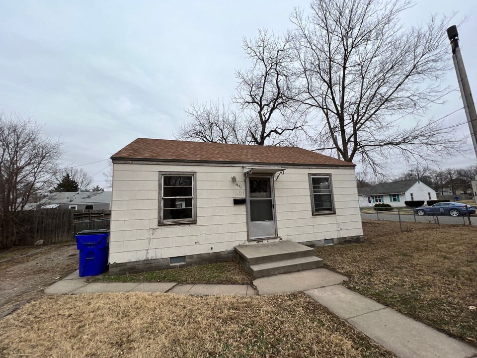 1601 Patton Ave in Junction City, KS - Building Photo