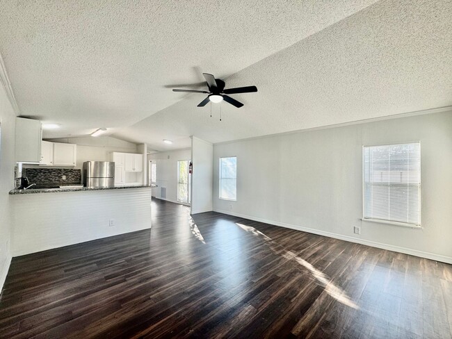 1007 Spooner St in Pasadena, TX - Building Photo - Building Photo