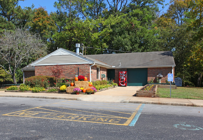 Elmwood Apartments in Athens, AL - Building Photo - Building Photo