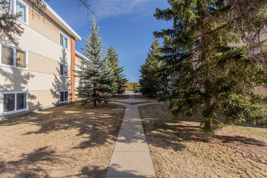 Edgemont Apartments in Edmonton, AB - Building Photo