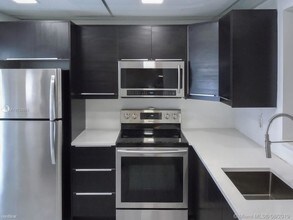 319 NE 14th Ave-Unit -# 506 in Hallandale Beach, FL - Foto de edificio - Building Photo