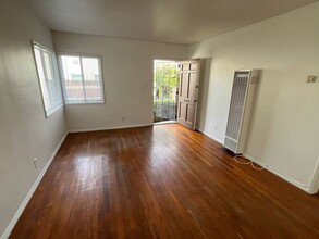 2444 Oak St, Unit C in Santa Monica, CA - Building Photo - Building Photo