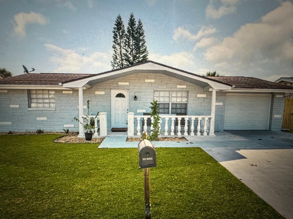 6734 Sandalwood Dr in Port Richey, FL - Foto de edificio