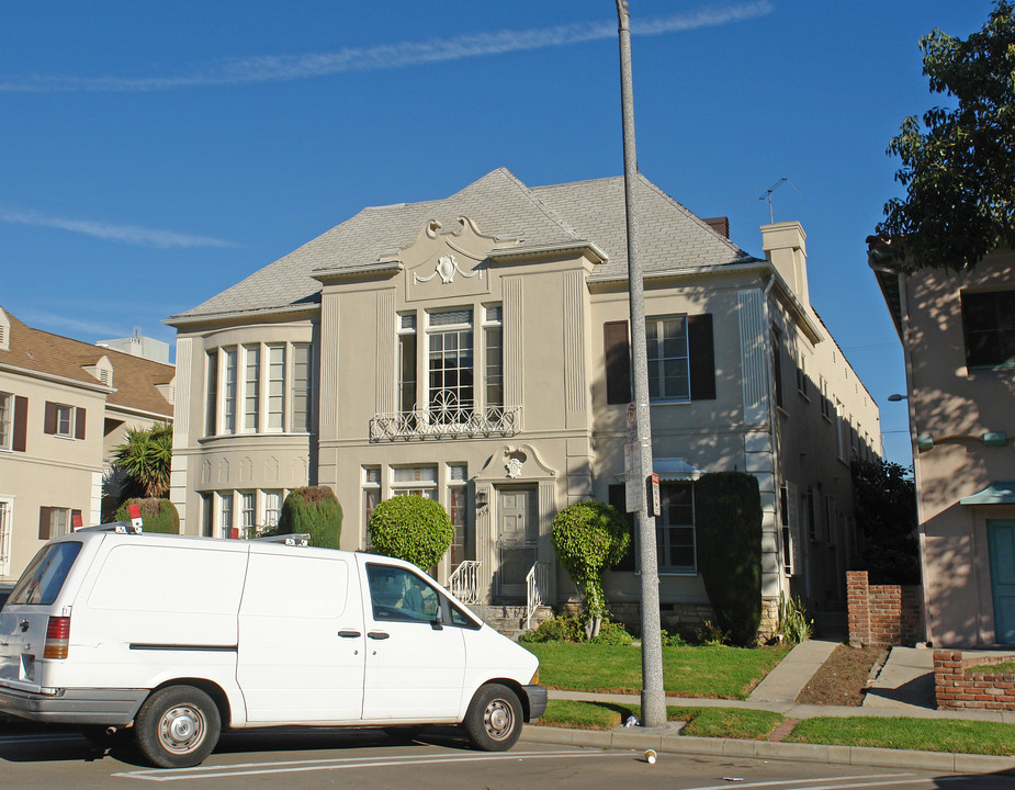 454 S Cloverdale Ave in Los Angeles, CA - Building Photo