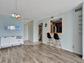 2001 Atlantic Shores Blvd in Hallandale Beach, FL - Foto de edificio - Building Photo