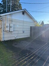 431 N 5th St in Central Point, OR - Building Photo - Building Photo