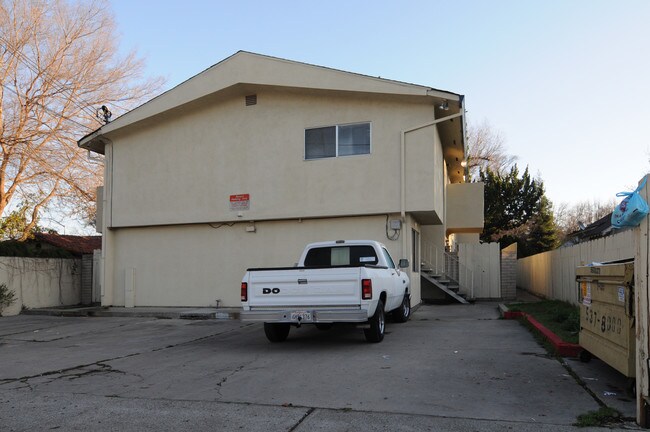 621 15th St in Modesto, CA - Foto de edificio - Building Photo