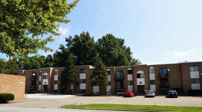 Fairview Manor in Niles, OH - Foto de edificio - Building Photo