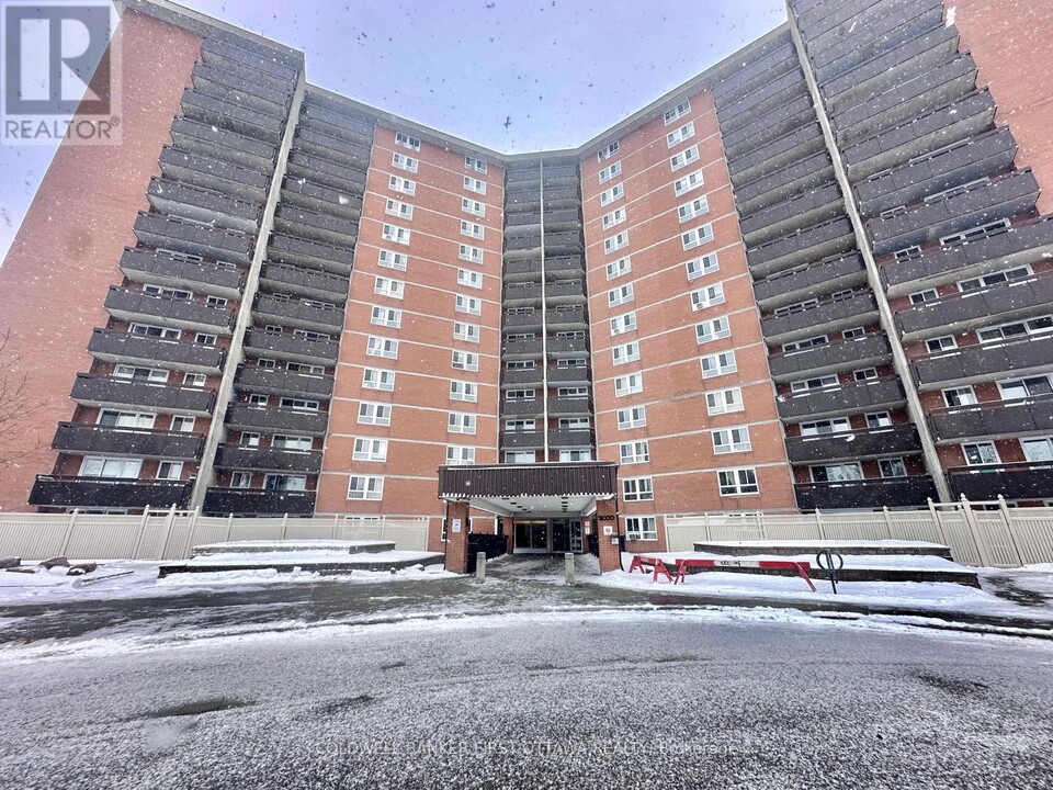 2000-2000 Jasmine Crescent in Ottawa, ON - Building Photo