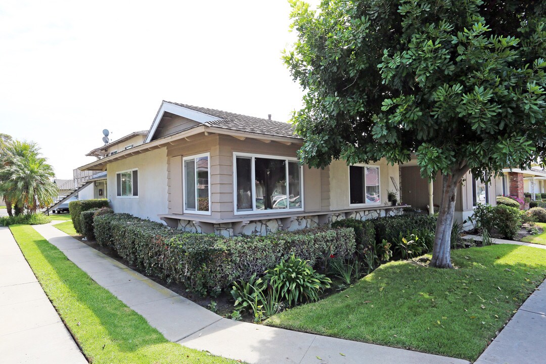 16662 Bartlett Ln in Huntington Beach, CA - Building Photo