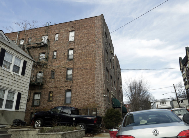 Kelly Parkway Condominiums in Bayonne, NJ - Building Photo - Building Photo