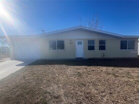 322 Lasayette Dr NE in Port Charlotte, FL - Building Photo