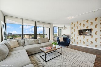 1560 N Sandburg Terrace, Unit 2401 in Chicago, IL - Building Photo - Building Photo