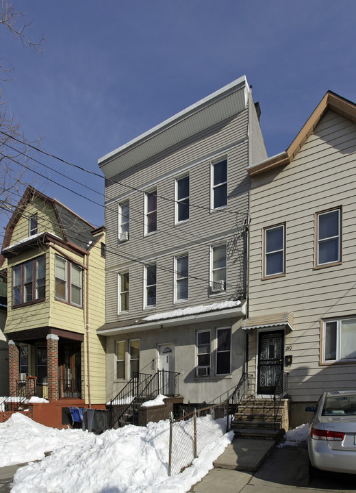 212 Clinton Ave in Jersey City, NJ - Foto de edificio