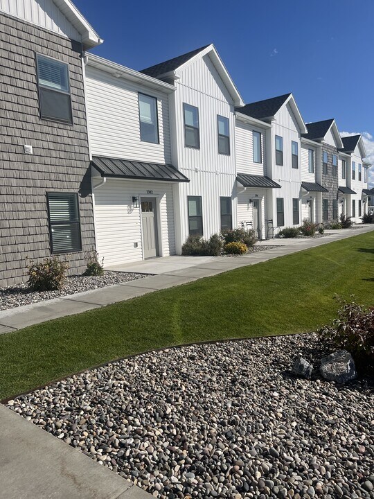 1382 Pinecrest Trl in Ammon, ID - Building Photo