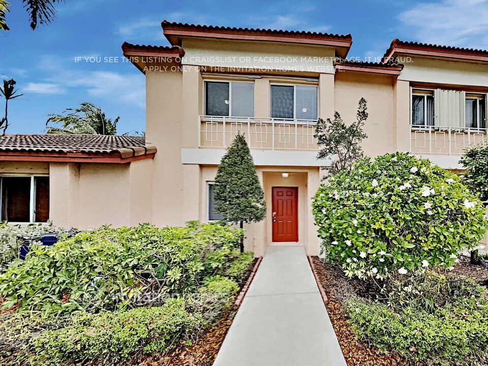 861 NW 208th Dr in Pembroke Pines, FL - Building Photo