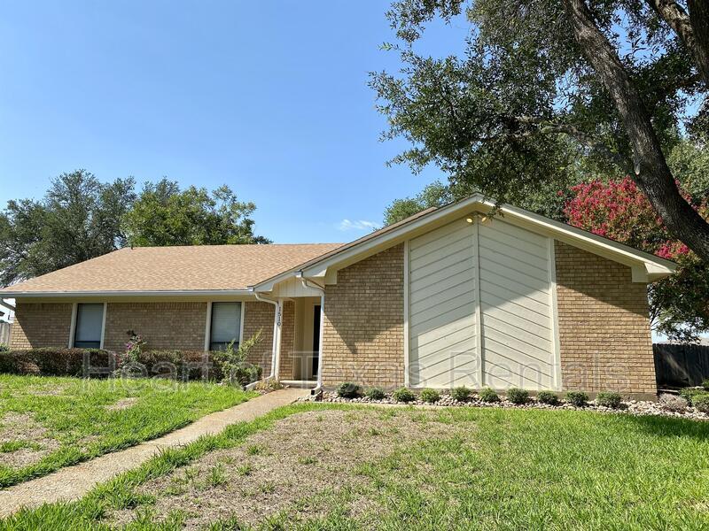 1510 Oak Hollow Dr in Woodway, TX - Building Photo