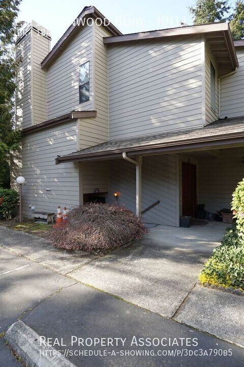15113 Sunwood Blvd in Seattle, WA - Building Photo