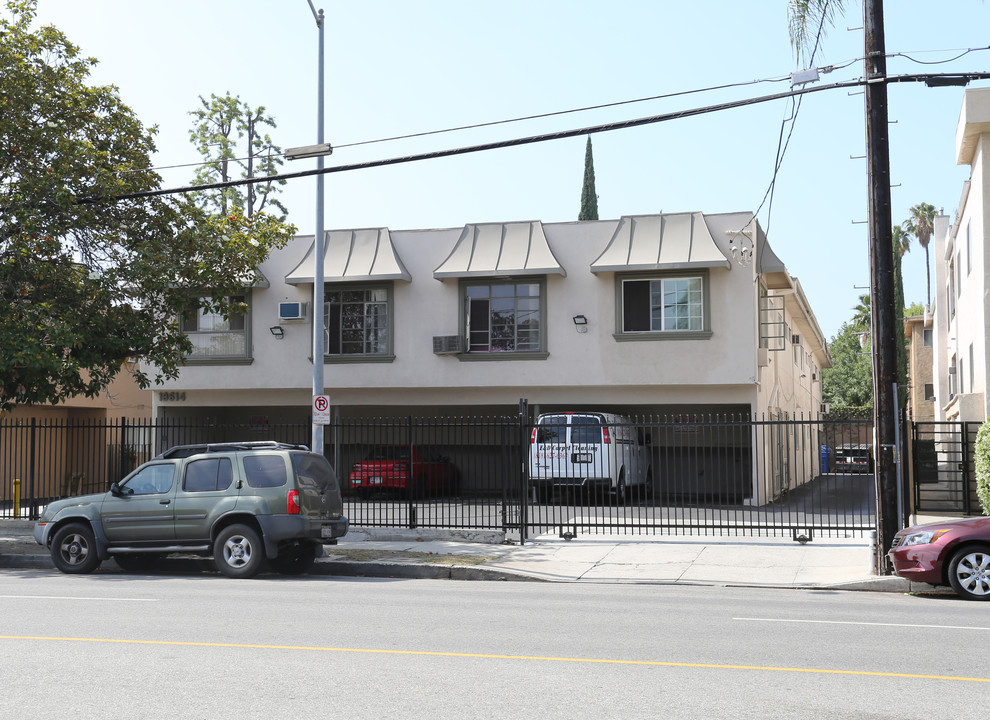 18614 Burbank Blvd in Tarzana, CA - Building Photo