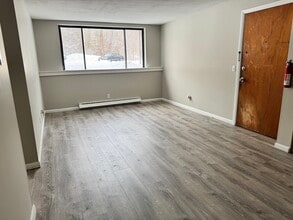 320 Elm St in Southbridge, MA - Building Photo - Building Photo