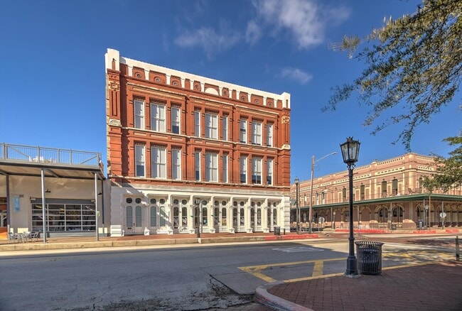 2206 The Strand in Galveston, TX - Foto de edificio - Building Photo