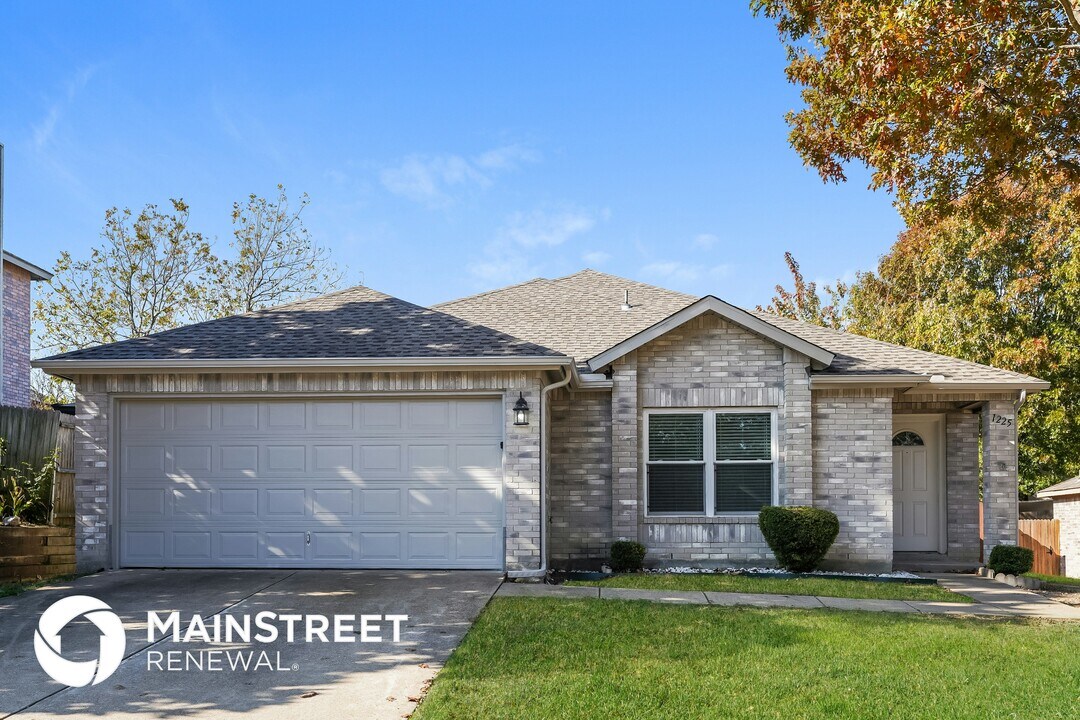 1225 McCary St in Cedar Hill, TX - Building Photo