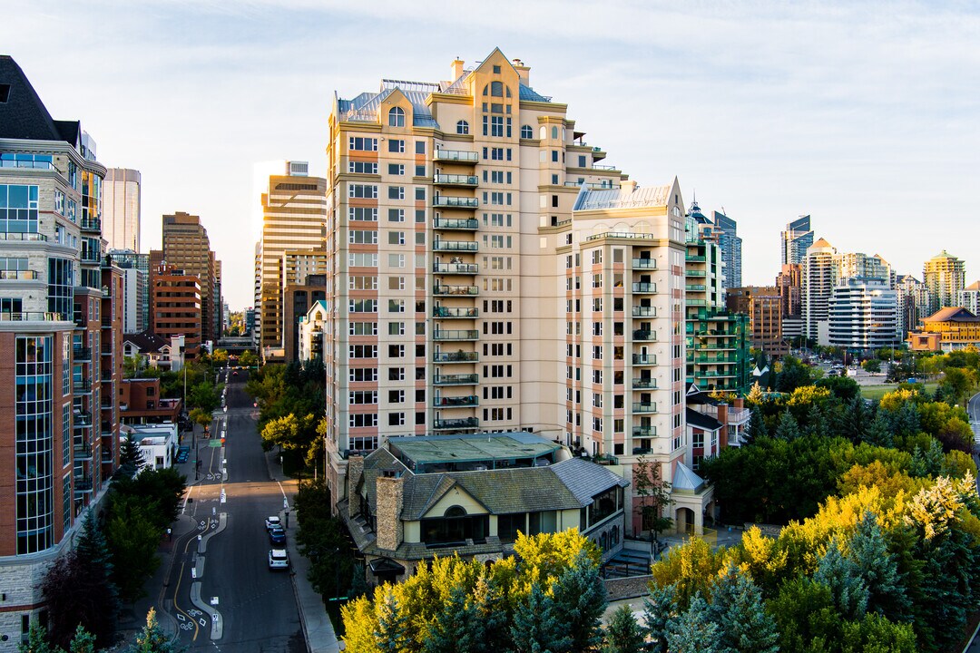 Chateau LaCaille in Calgary, AB - Building Photo