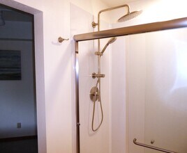 1932 Sunburst Ter in West Linn, OR - Building Photo - Building Photo