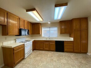 8916 Gemwood Way in Elk Grove, CA - Building Photo - Building Photo