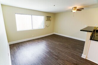 700 S. Berendo Ave in Los Angeles, CA - Building Photo - Interior Photo
