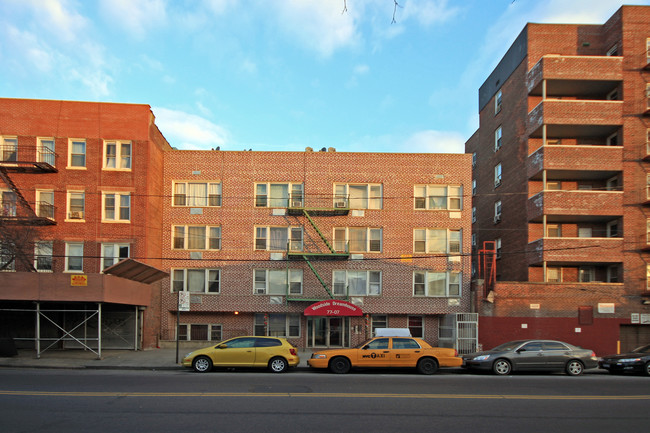 77-07 Woodside Ave in Flushing, NY - Foto de edificio - Building Photo