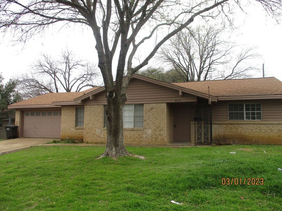 212 Hallbrook Dr in Fort Worth, TX - Building Photo