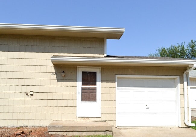 property at 2025 Shirley Ln