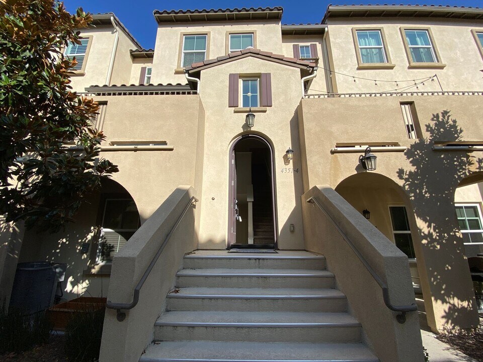 4351 Harbor Way in Oceanside, CA - Foto de edificio