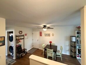 2234 Abbeywood Dr, Unit Apt C in Lisle, IL - Foto de edificio - Building Photo