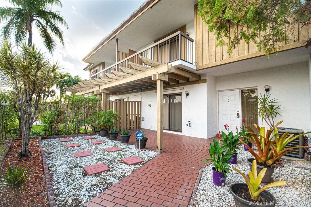 6845 NW 169th St-Unit -41C in Hialeah, FL - Building Photo