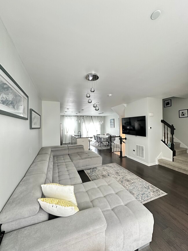 property at 67 Nicholas Dr E