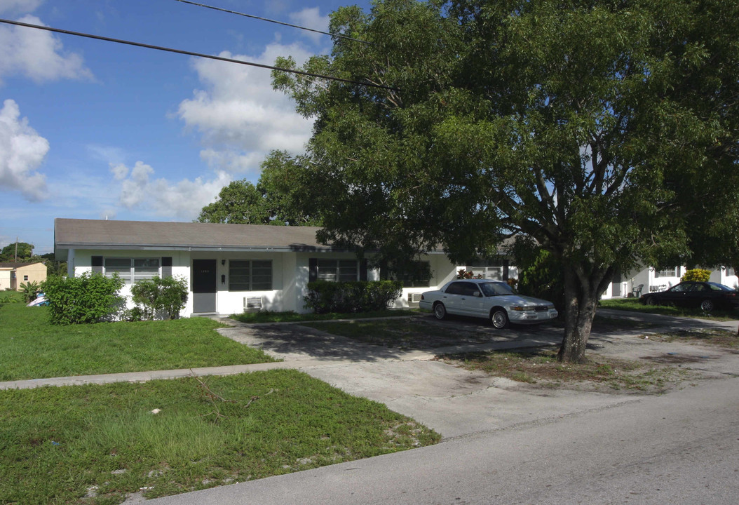 1545-1555 NW 60th Ave in Sunrise, FL - Building Photo