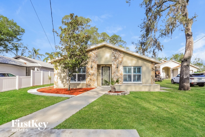 8908 N Hamner Ave in Tampa, FL - Building Photo