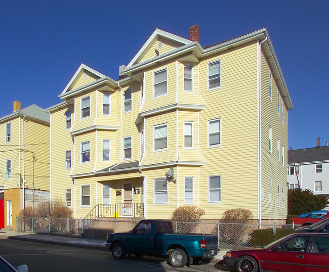 980 Pine St in Fall River, MA - Building Photo - Building Photo