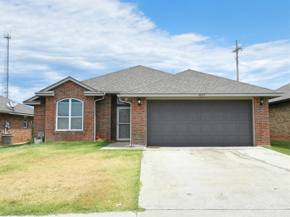 4827 Southwest Waterstone Place in Lawton, OK - Building Photo