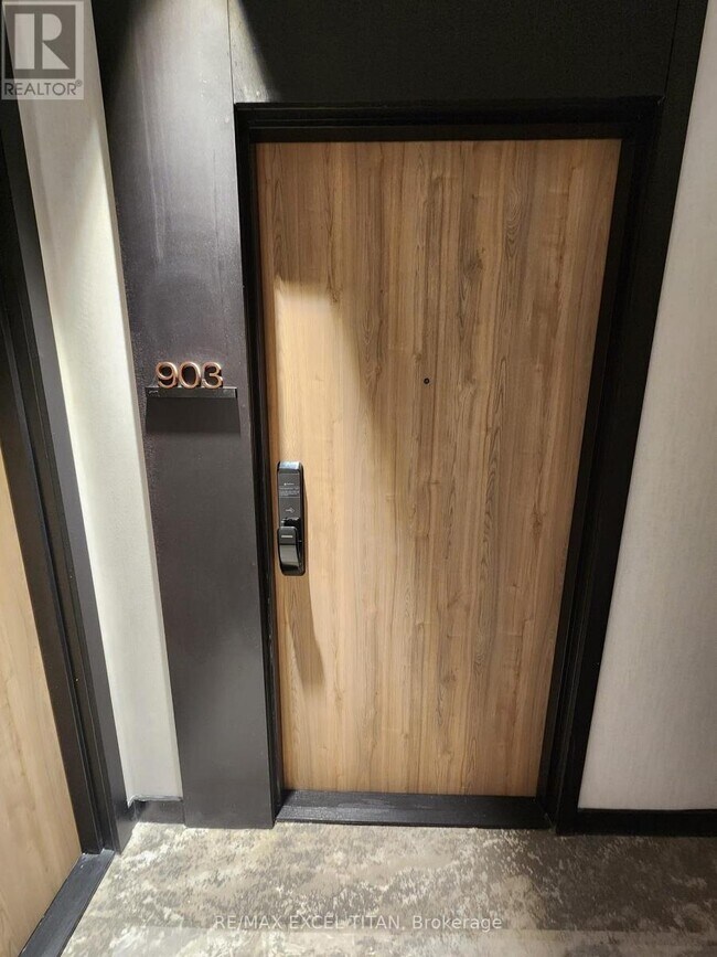 1 Fairview Rd E in Mississauga, ON - Building Photo - Building Photo