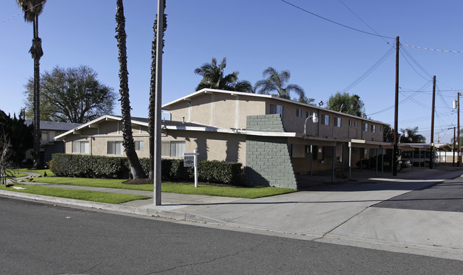 Maple Apartments in La Habra, CA - Foto de edificio - Building Photo