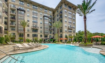 1900 Yorktown Galleria Apartments in Houston, TX - Building Photo