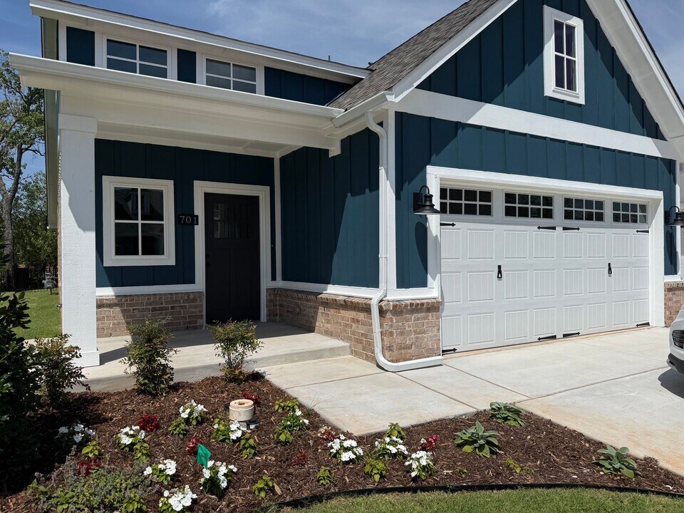 701 Montauk Wy in Edmond, OK - Building Photo