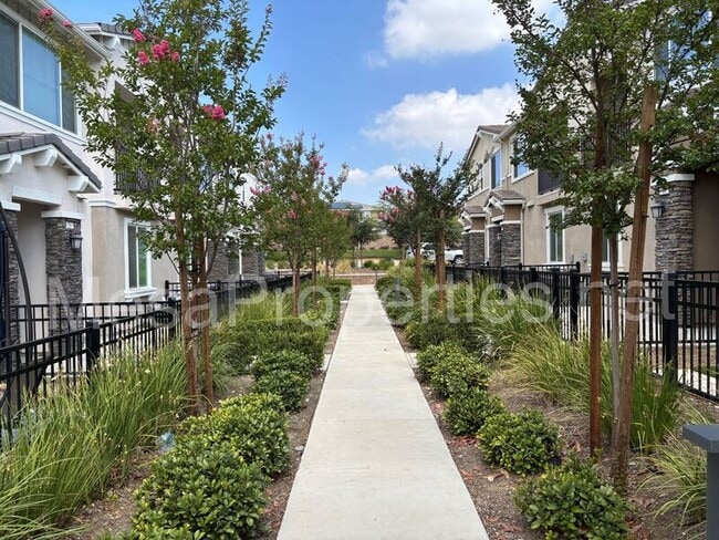 16680 Wyndham Ln in Fontana, CA - Building Photo - Building Photo