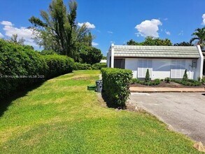 7439 Twin Sabal Dr in Hialeah, FL - Building Photo - Building Photo