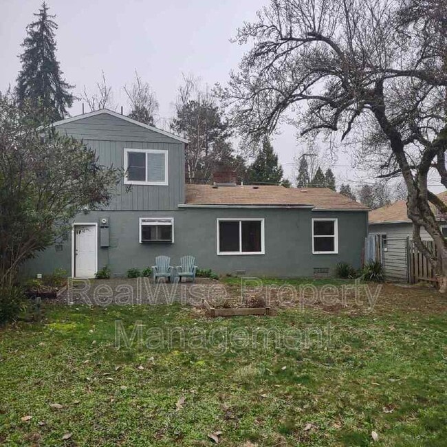 375 W Birch Ct in Roseburg, OR - Building Photo - Building Photo