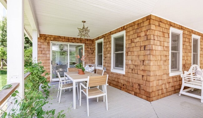 19 Three Mile Harbor Rd in East Hampton, NY - Building Photo - Building Photo