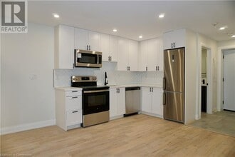 588 Barton St E in Hamilton, ON - Building Photo - Building Photo